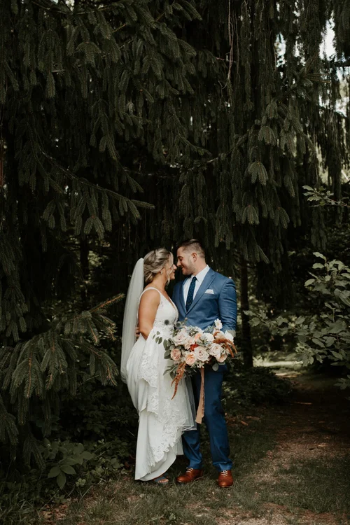 Sarah and Justin s Navy and Champagne Woodsy Wedding Day Oregon Wedding Photographer Madeline Rose Photography Co